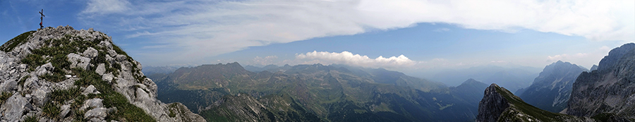 Dalla cresta di vetta della Corna Piana vista ad est verso Valcanale, Valsanguigno ed Orobie